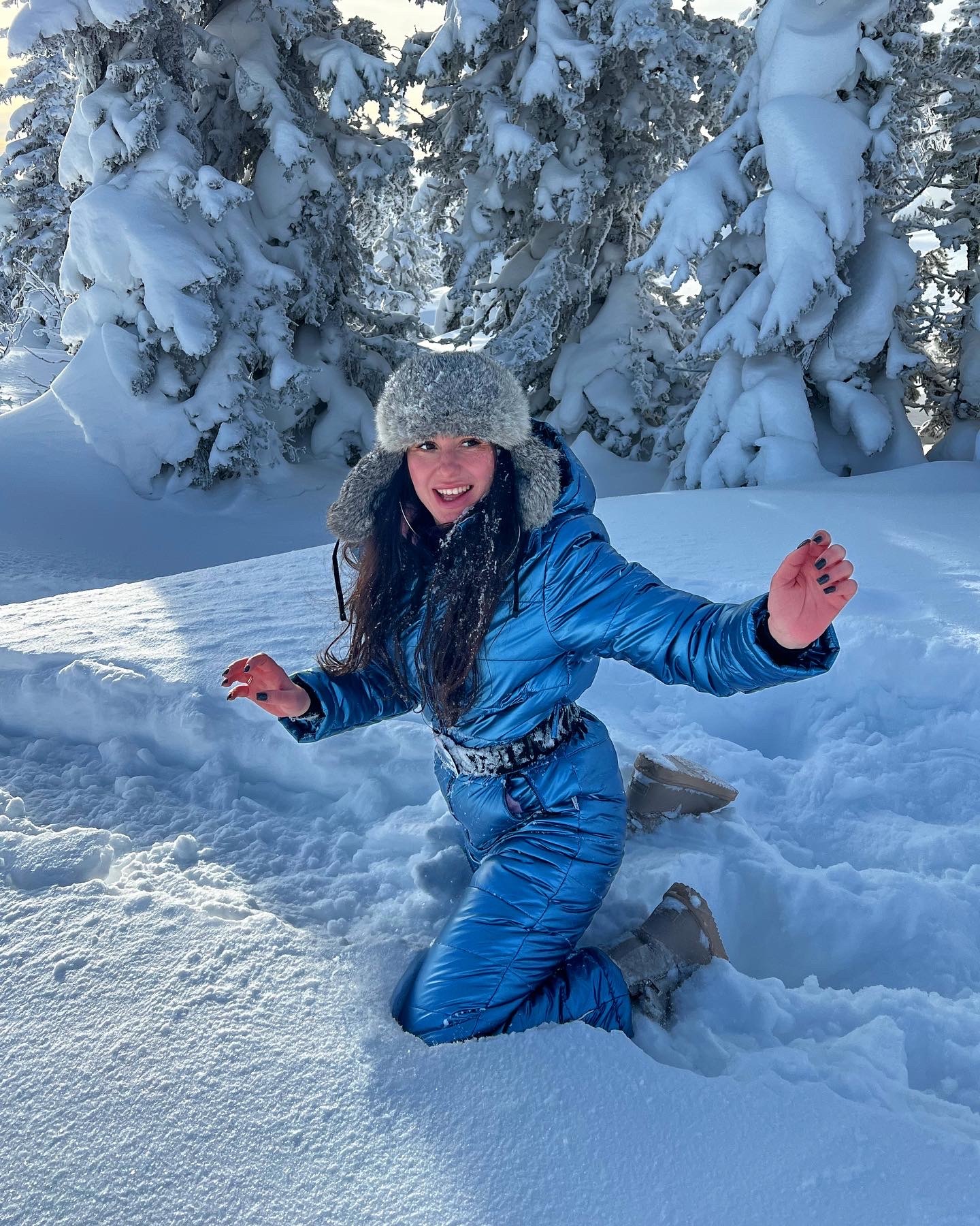 Радость в снегу среди заснеженных елей