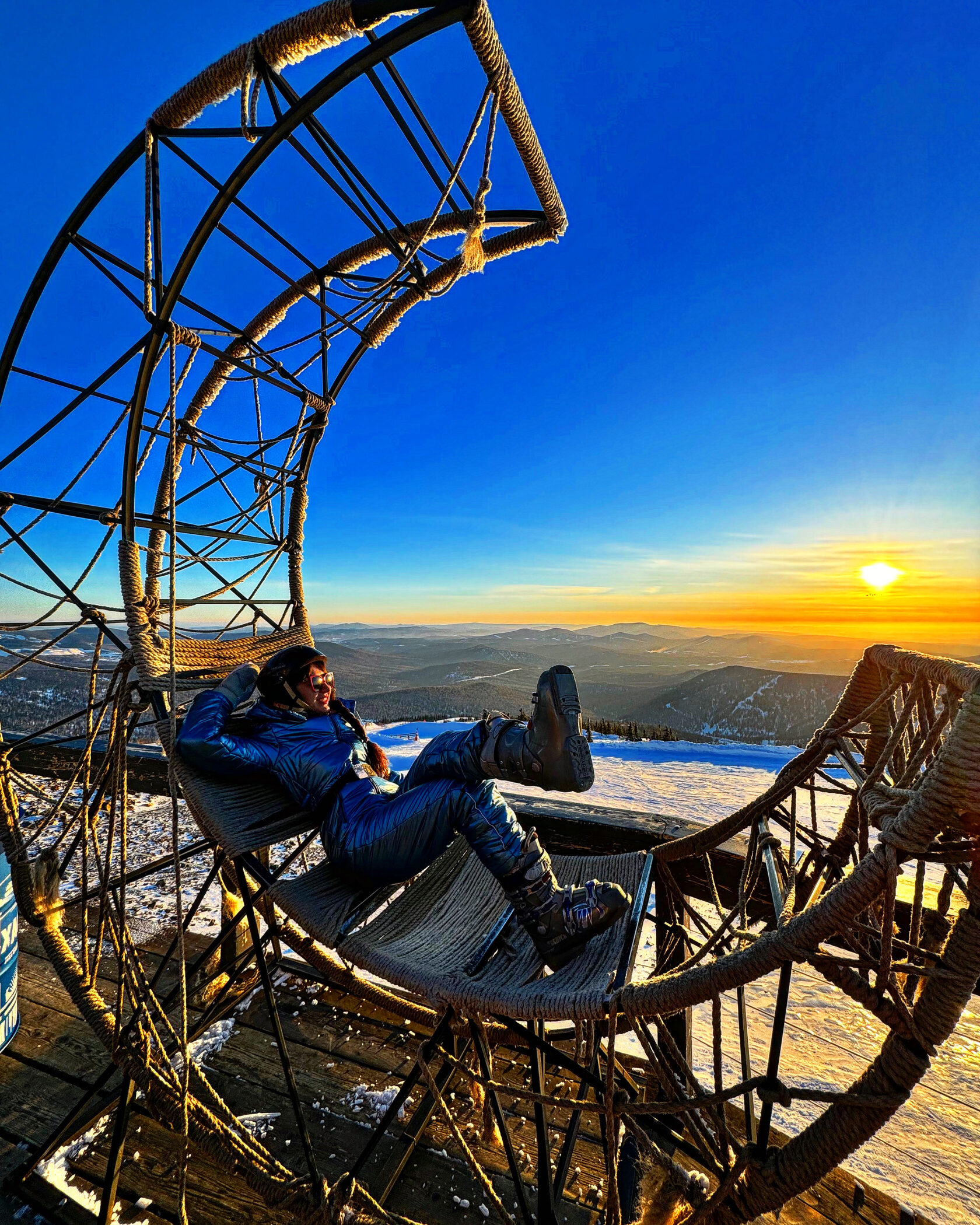 Отдых на смотровой площадке на закате